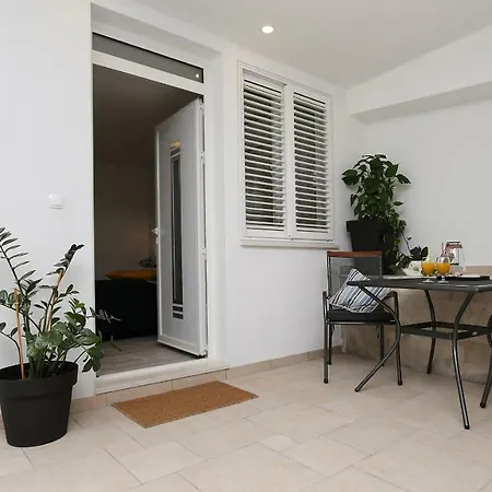 Modern Iva Makarska